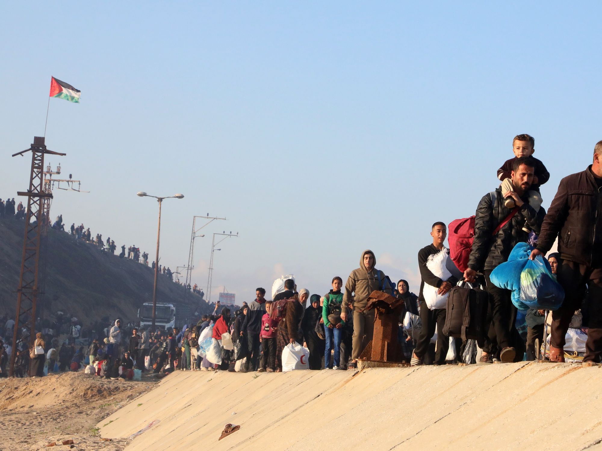 Displaced Gazans cross the Netzarim corridor from the southern Gaza Strip into Gaza City