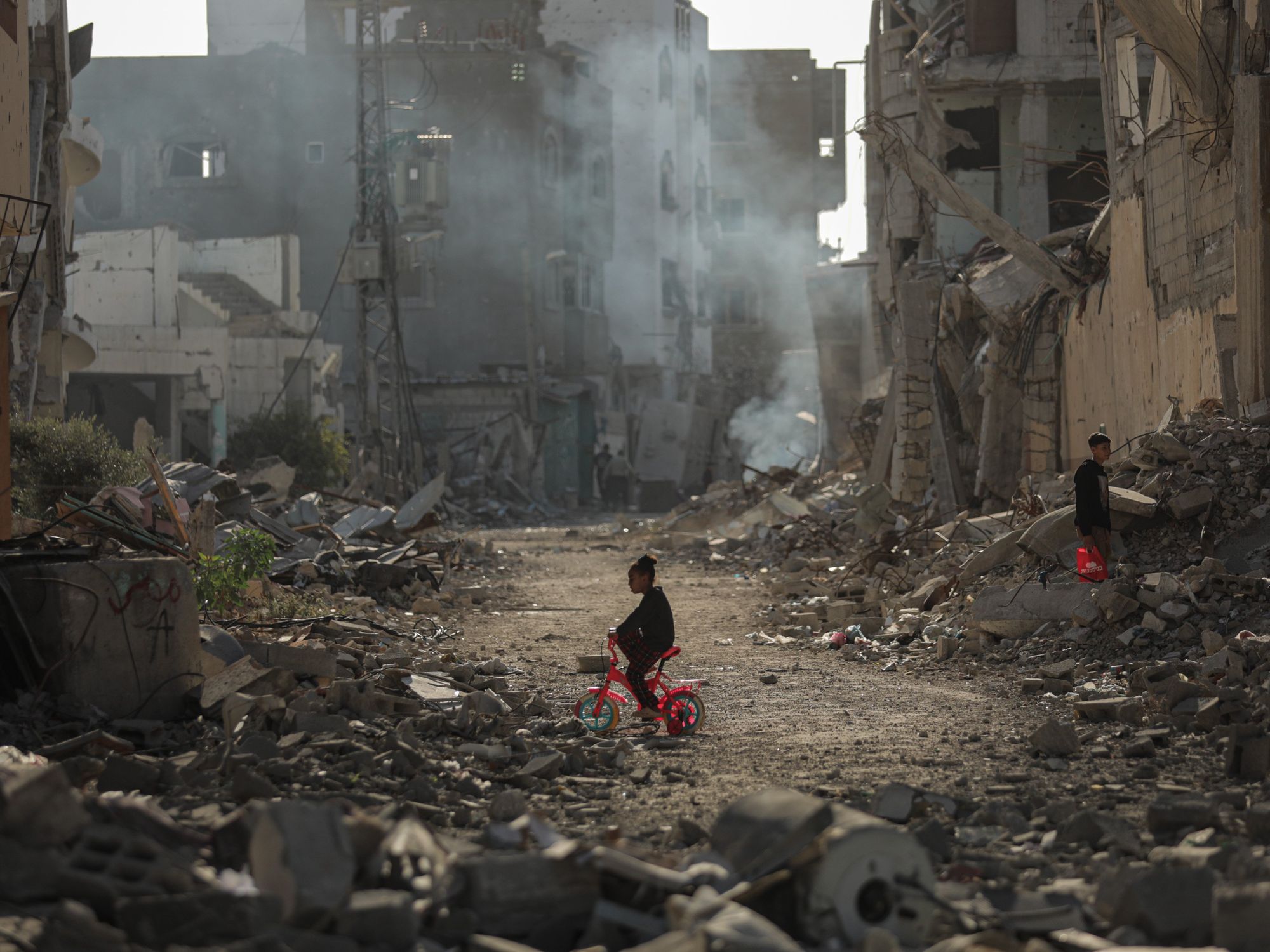 Displaced Palestinians, taking refuge in Bureij Refugee Camp, start to return their houses after the announcement of ceasefire and hostage-prisoner swap deal between Hamas and Israel in Gaza City