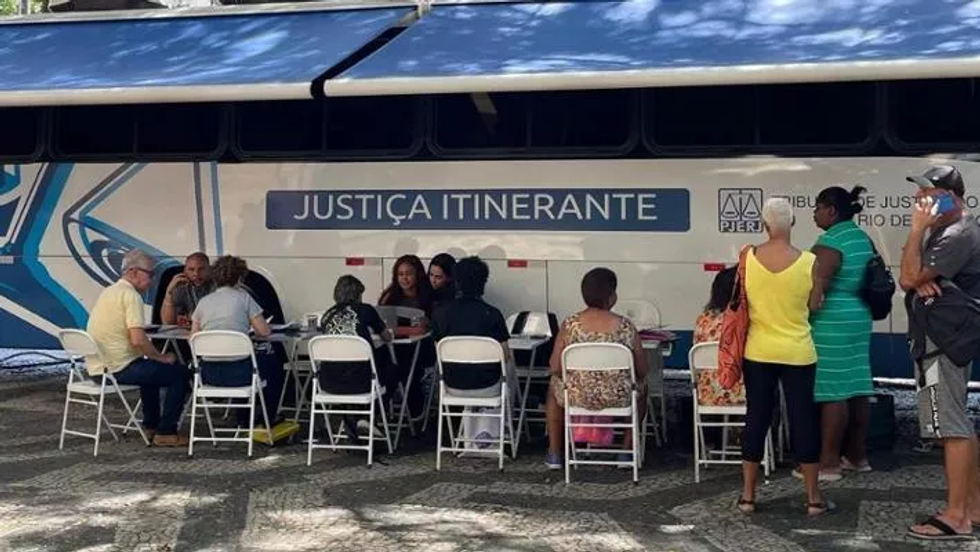 Group in front of the justica intinerante bus.