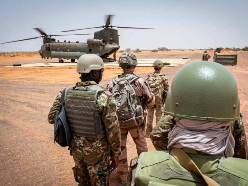Photo of French Barkhane troops in Gossi, Mali, heading toward a helicopter back in April 2022