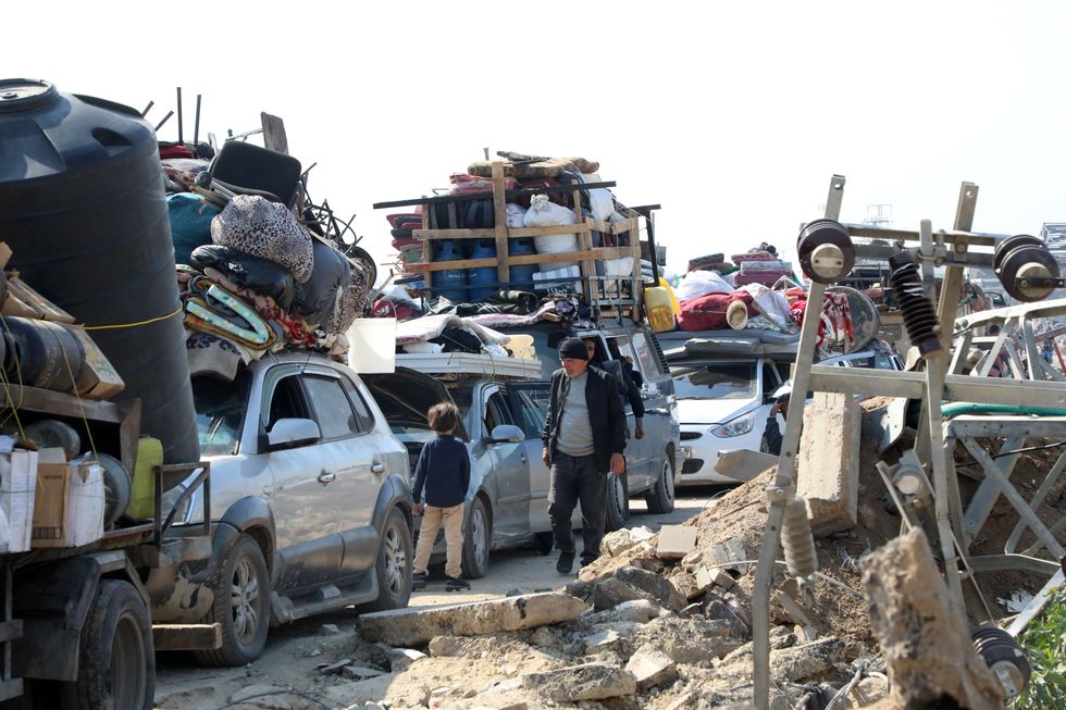 Photo of Palestinians heading back to the north after the cease-fire agreement.