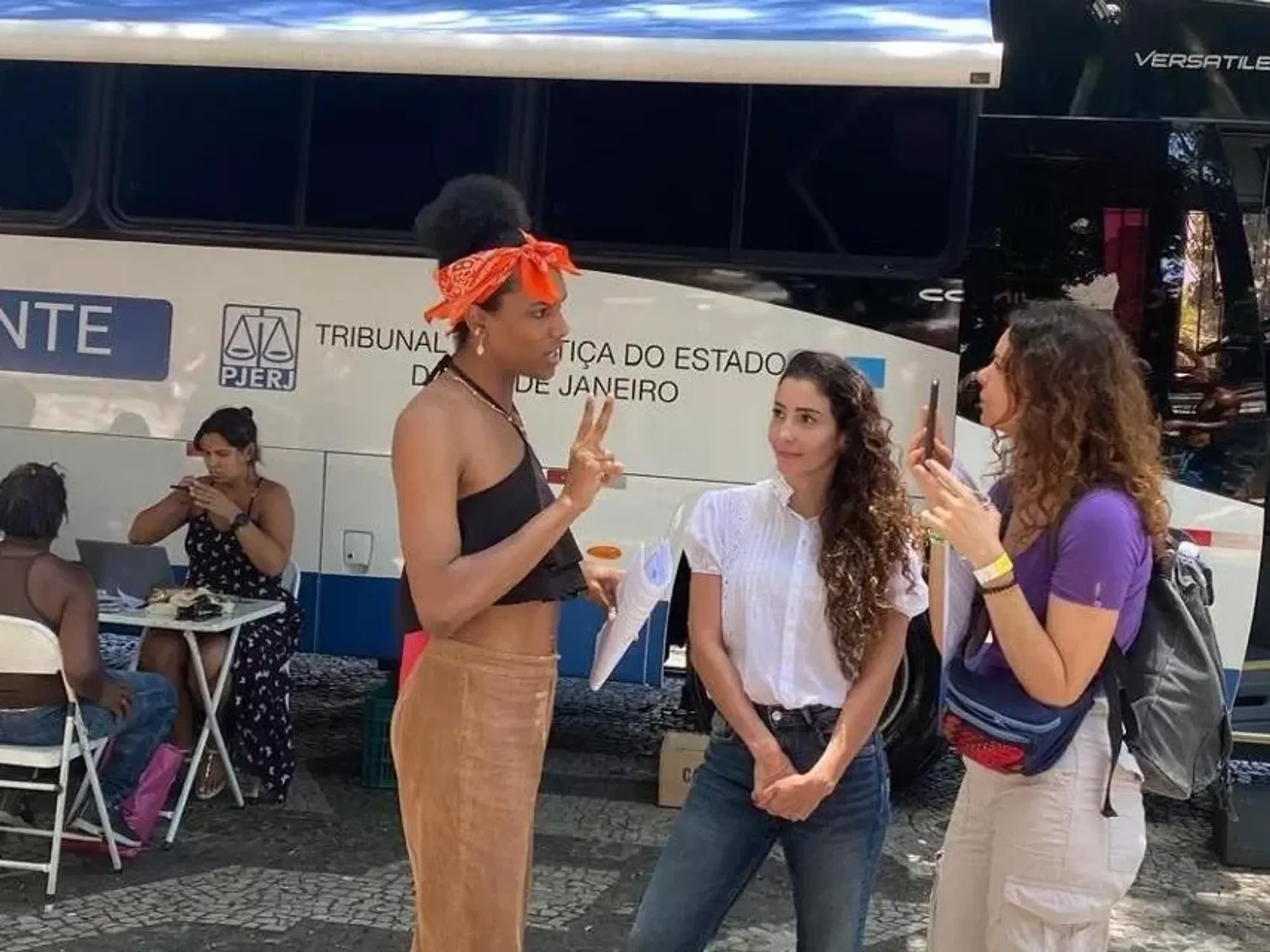 women standing infront of Justiça itinerante bus.