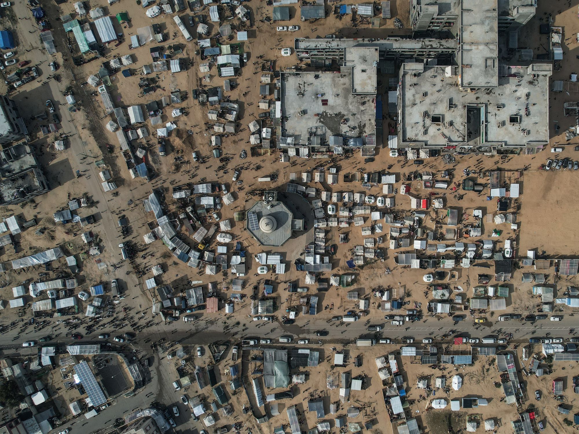 08 December 2023, Palestinian Territories, Rafah: An aerial picture shows displaced Palestinians who fled Khan Younis due to Israeli air strikes setting up camp in Rafah further south near the border with Egypt.
