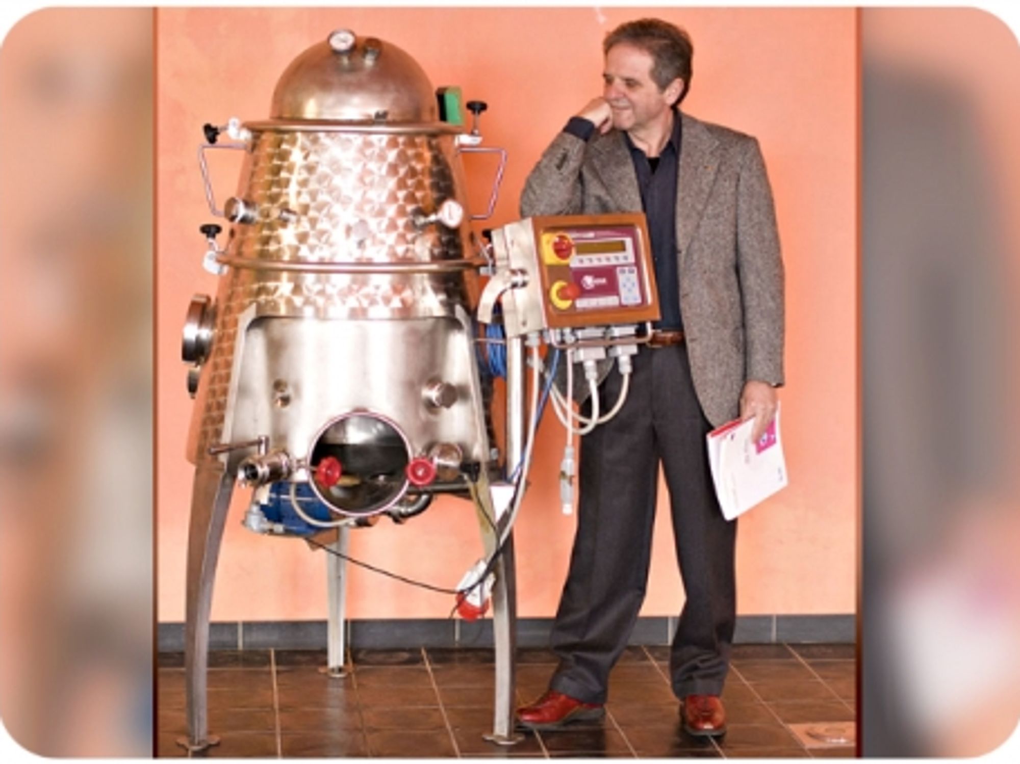 2015 world's best oenologist Donato Lanati with the Genesis winemaking robot