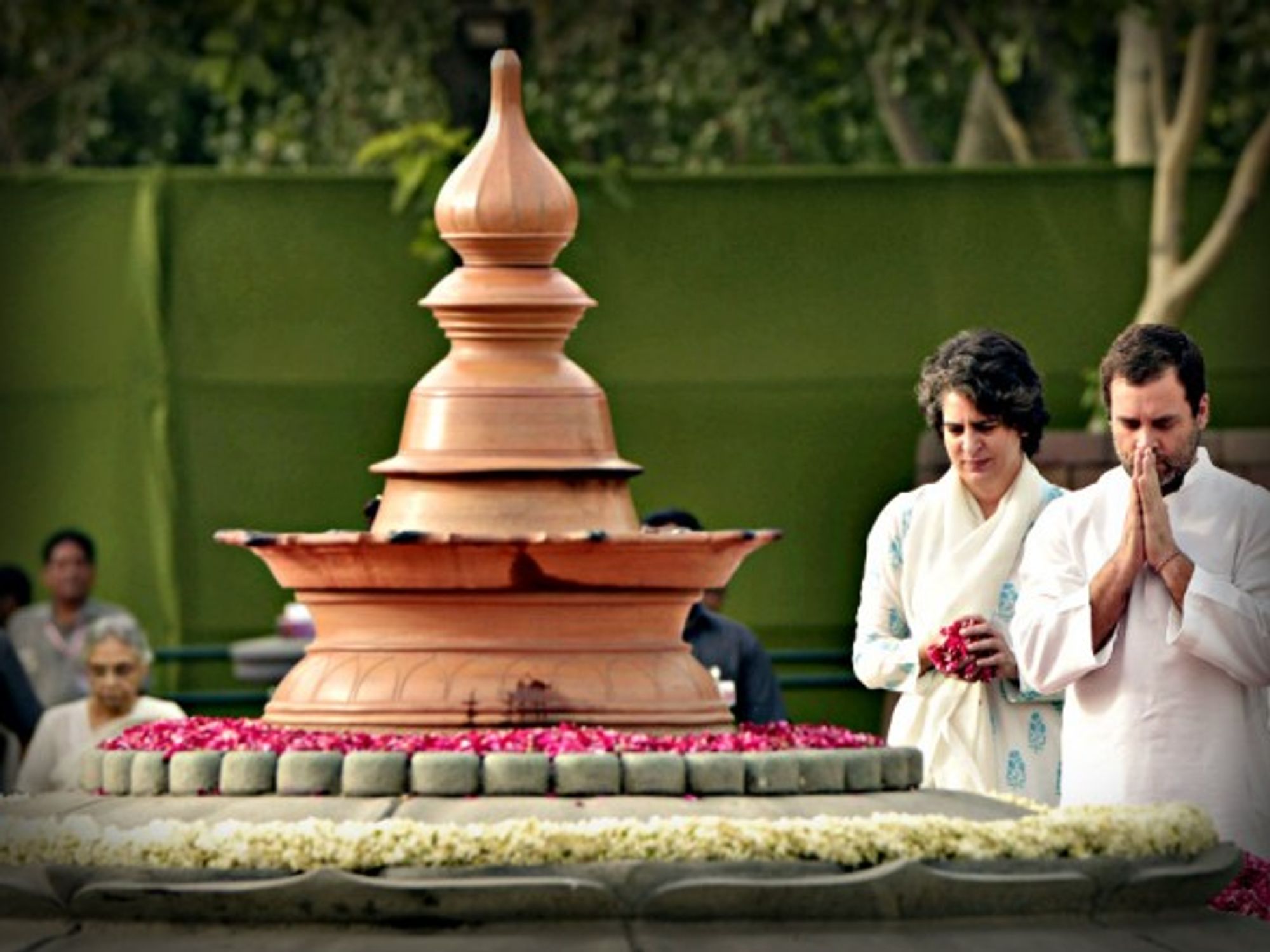 A 2017 image of Priyanka and Rahul Gandhi paying homage to their assassinated father Rajiv