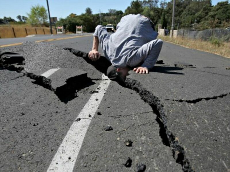 A 6.0-magnitude earthquake struck the heart of Napa Valley early Sunday, injuring more than 100 and damaging historic building and roads.