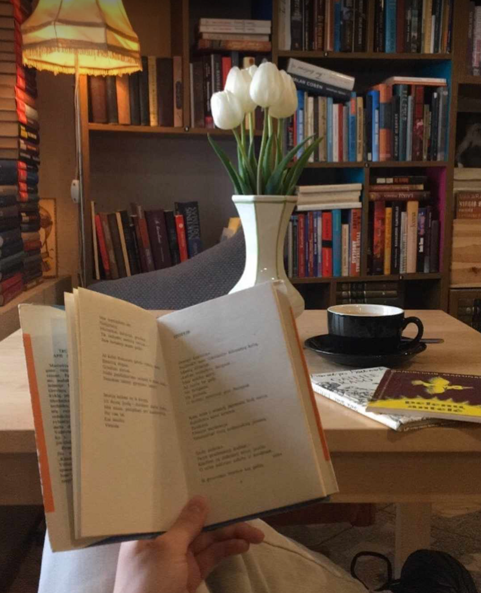 A book and a coffee at Mint Vinetu.