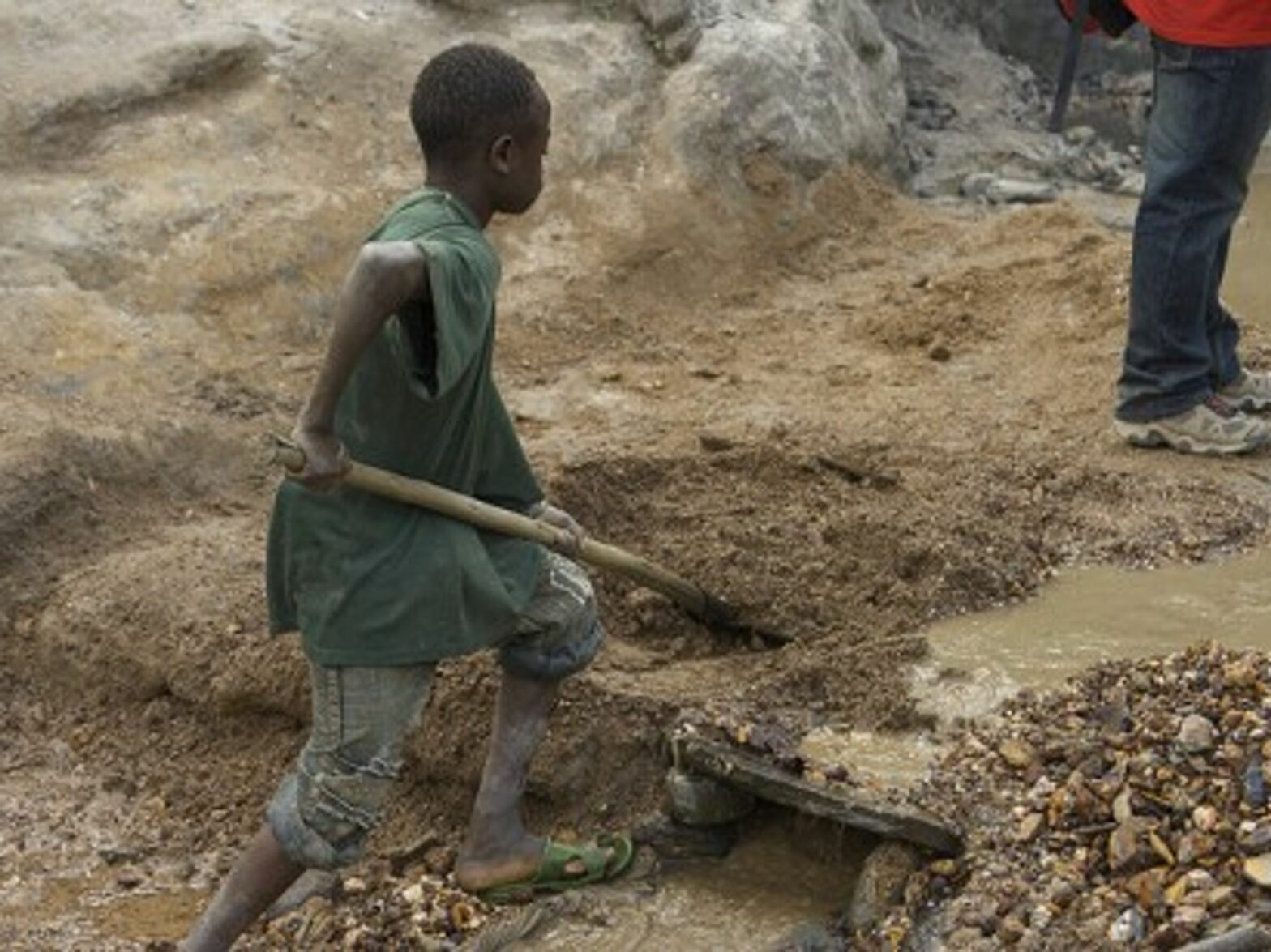 A child mining gold in the Congo (Grassroots Group)