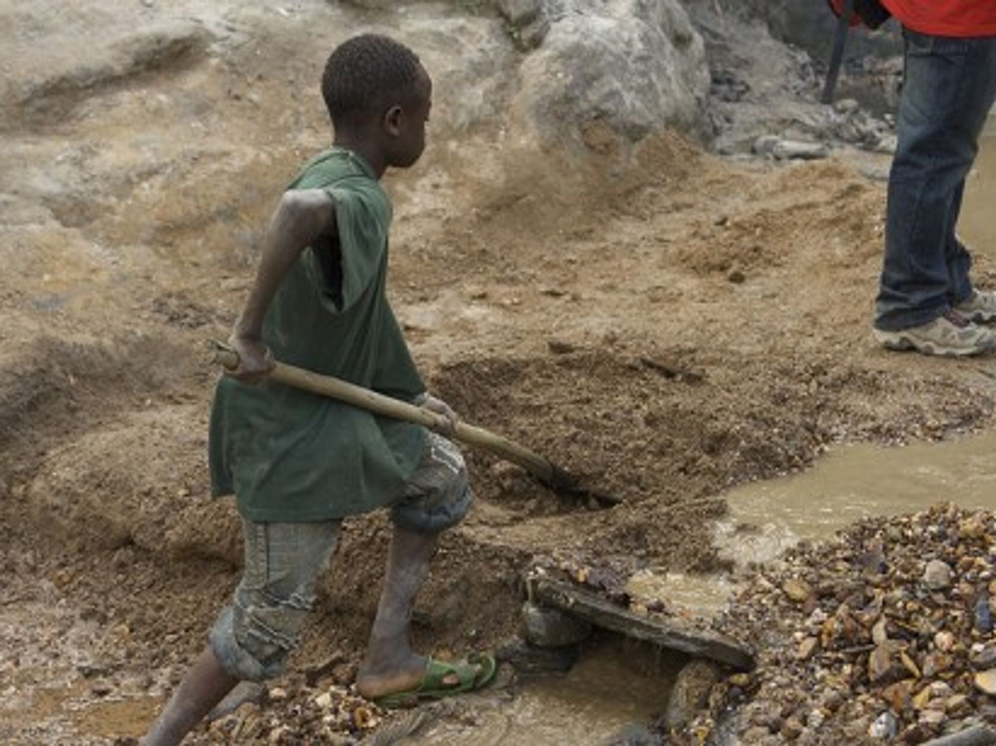A child mining gold in the Congo (Grassroots Group)