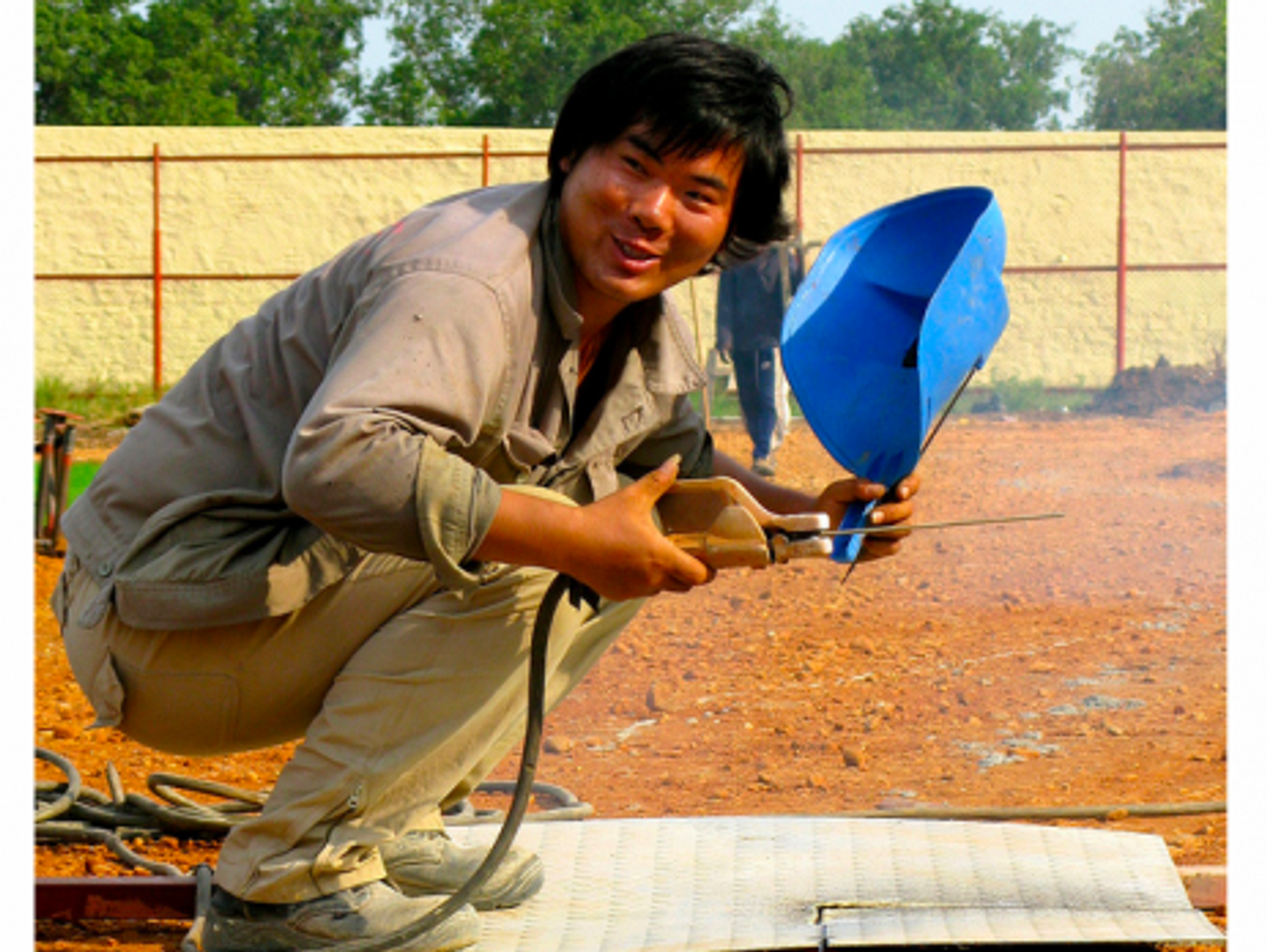 A Chinese welder in Sudan (antheap)