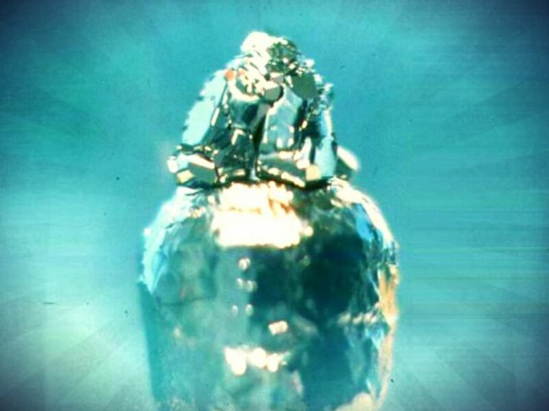 A close view of a thorium crystal