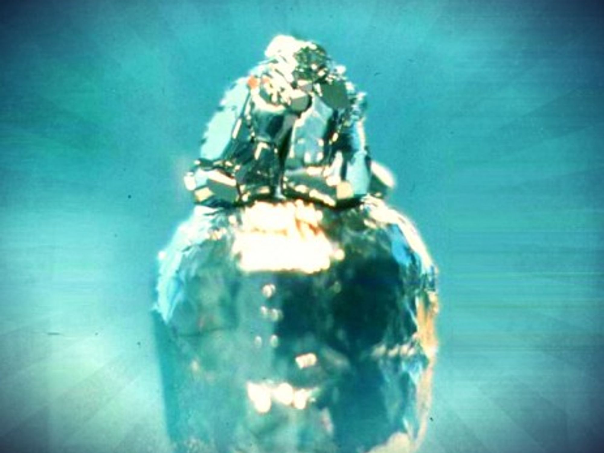 A close view of a thorium crystal