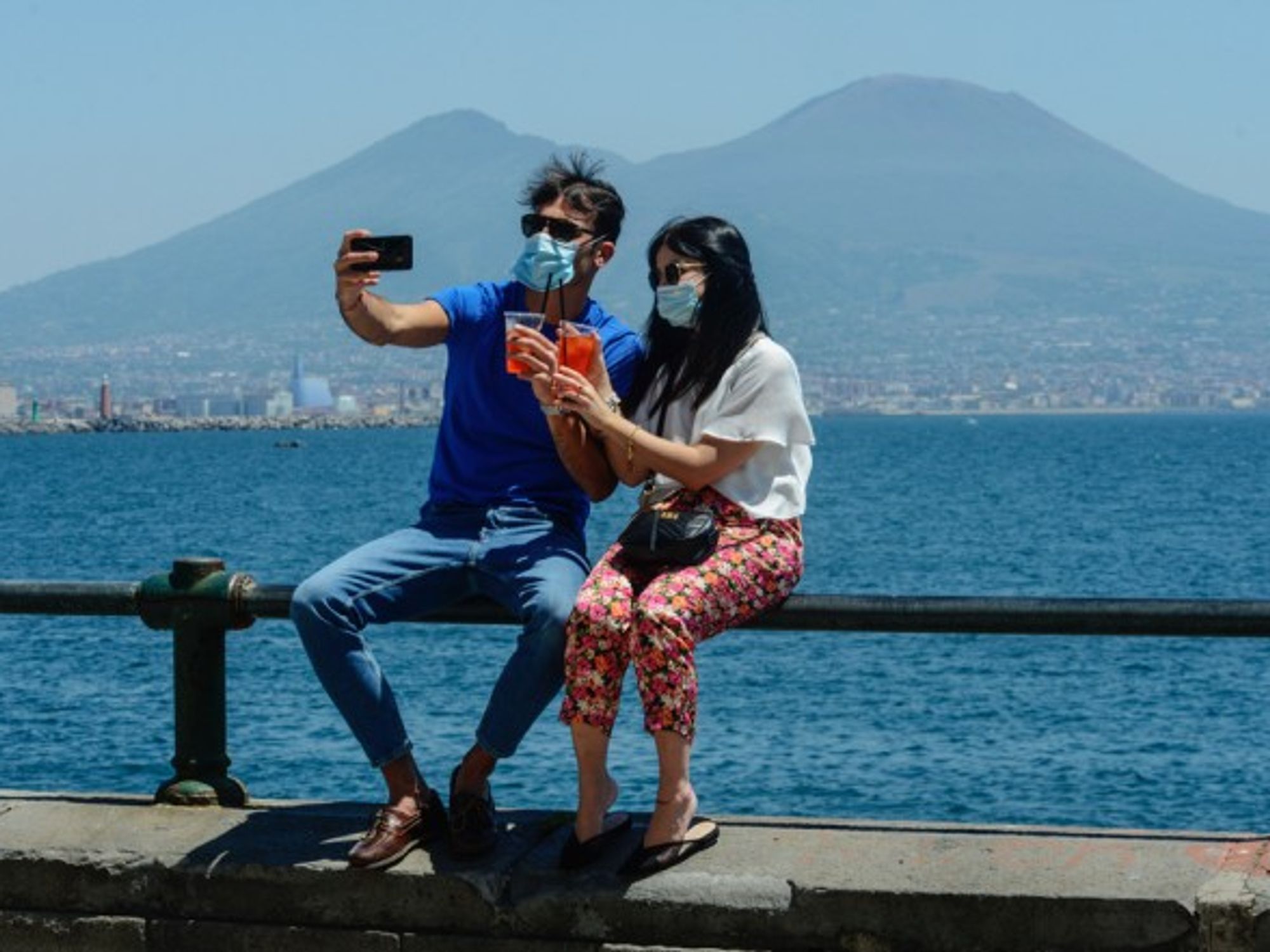 A couple with the Vesuvius in the background
