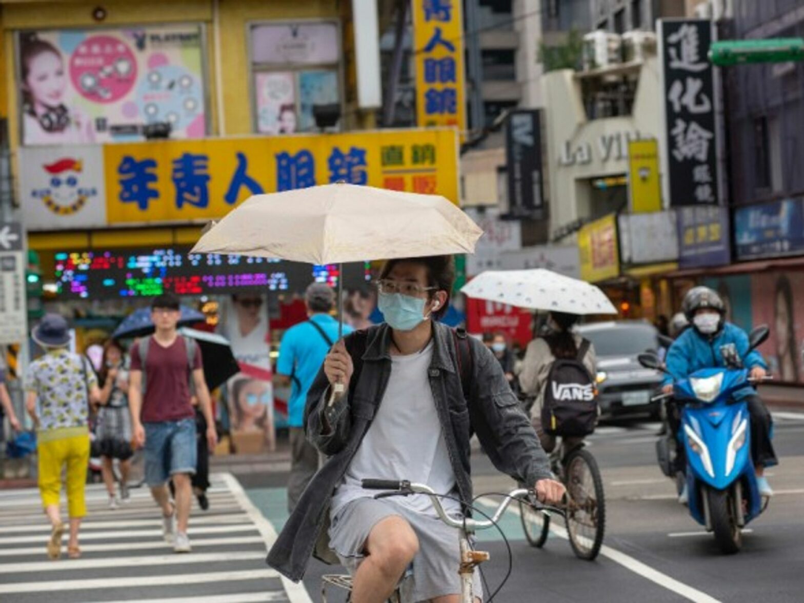 A cyclist wearing a mask near the National Taiwan University in Taipei