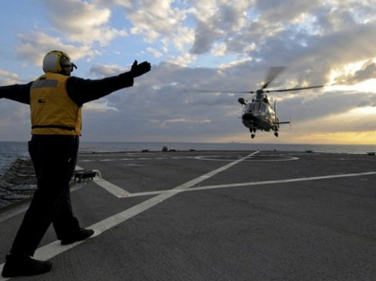 A French helicopter off the coast of Libya (US Navy)