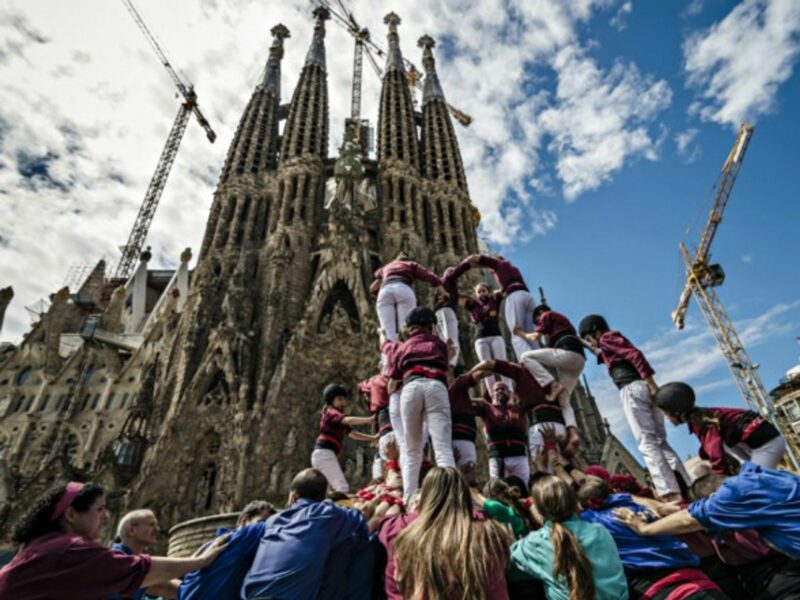 A human tower in front of the Sagrada Familia