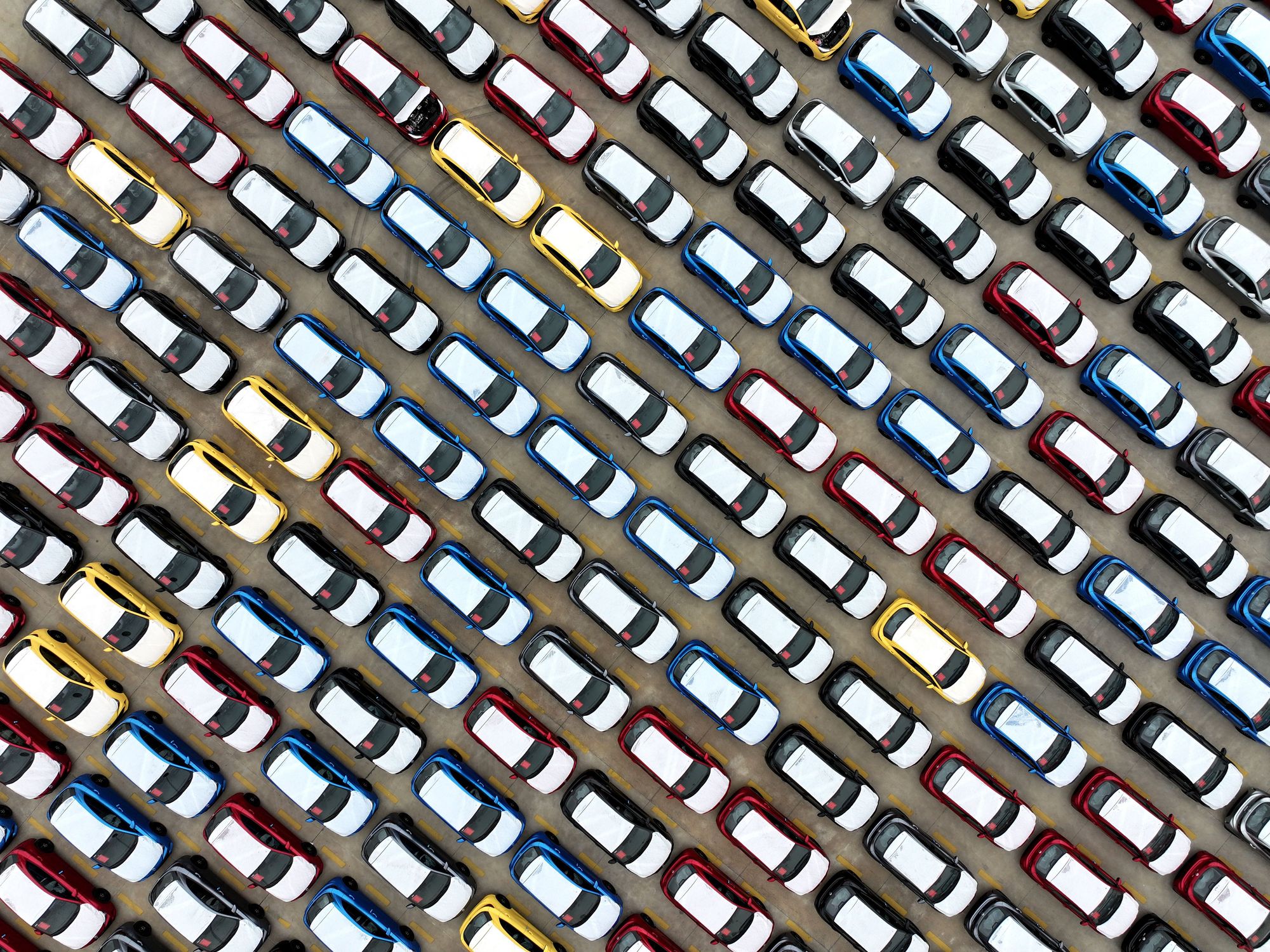 A large number of vehicles are gathered at the port of Lianyungang, East China s Jiangsu province on March 27, 2025, to be loaded for export.