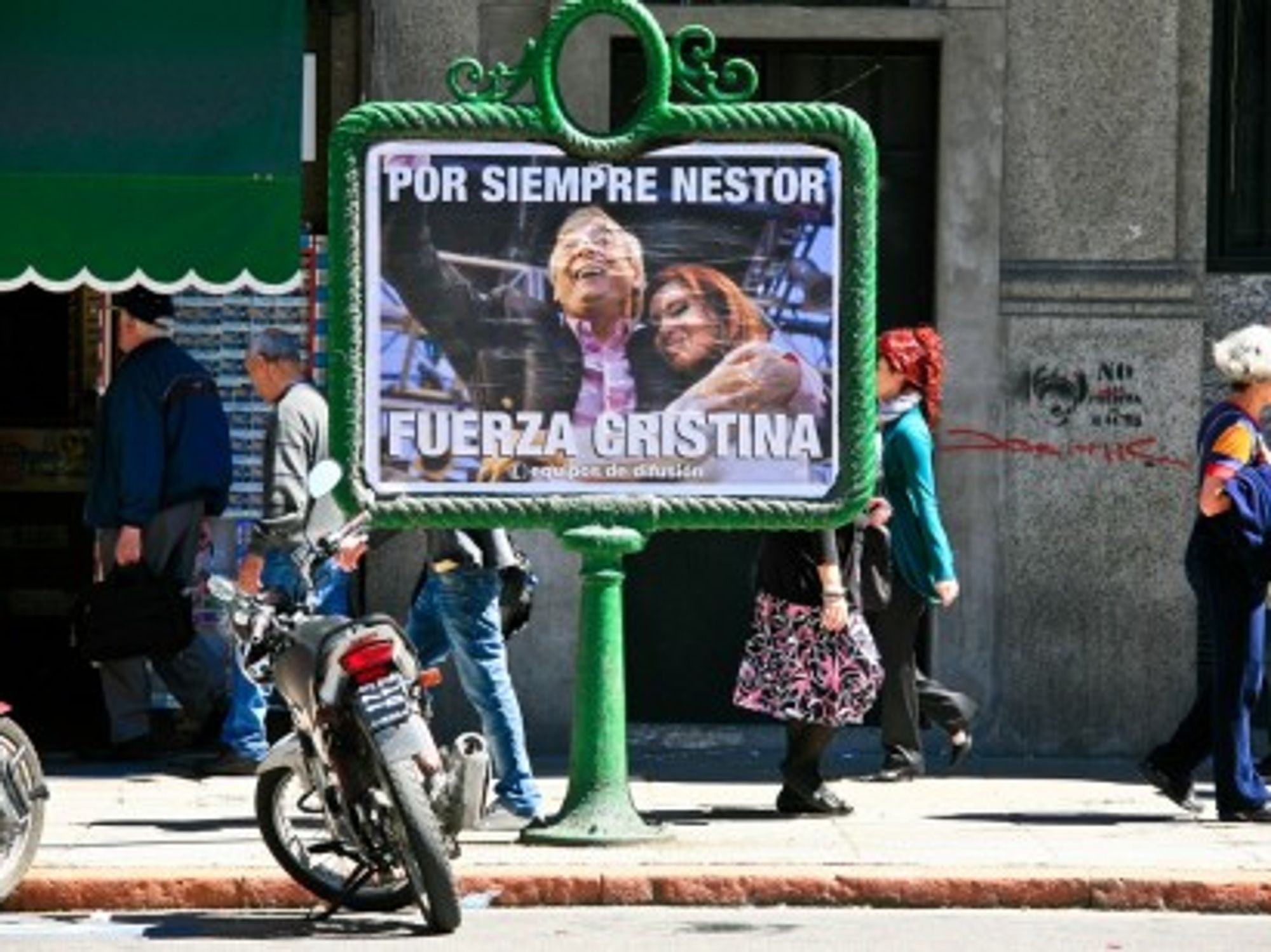 A memorial poster featuring Presidents Nestor and Cristina Kirchner