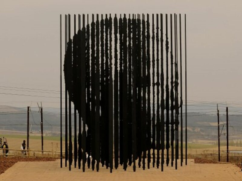 A modernist Mandela statue