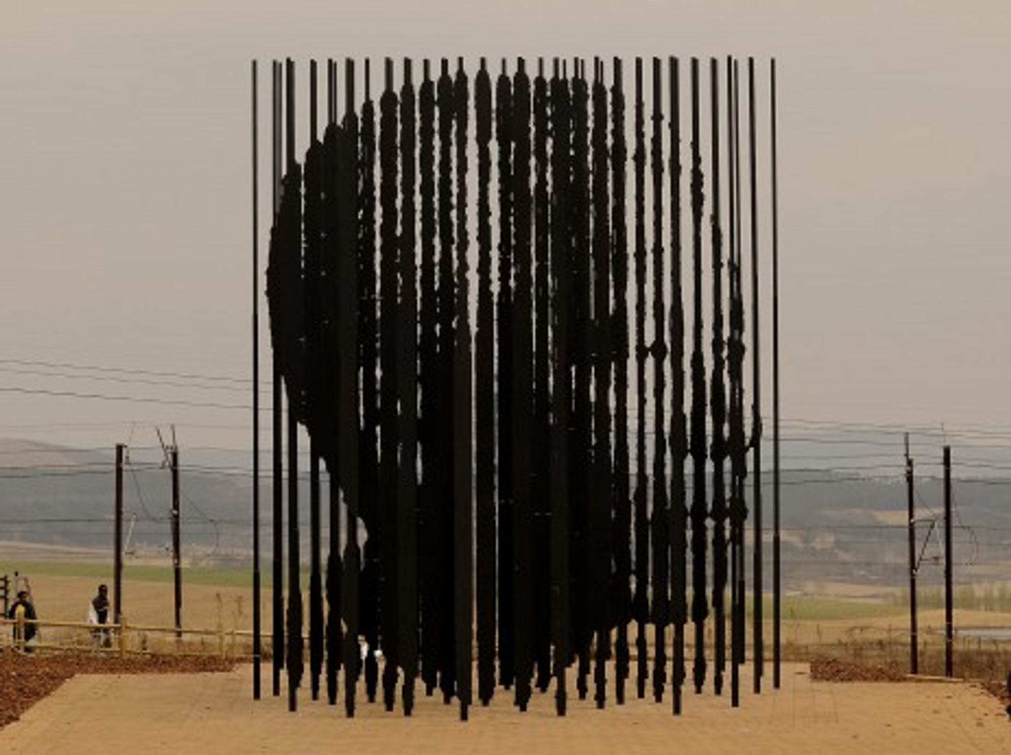 A modernist Mandela statue