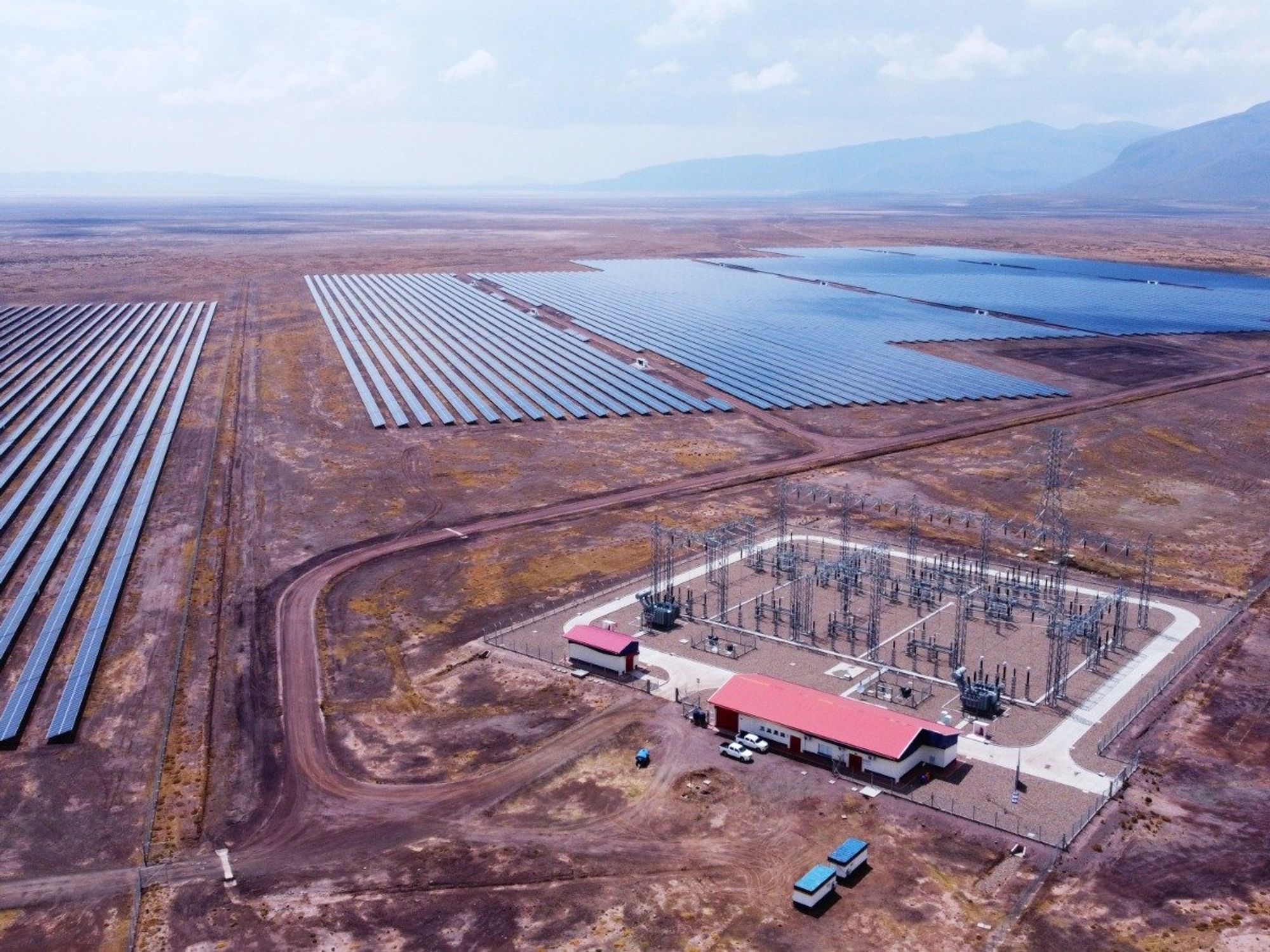A photo of Bolivian powerplant surrouned by solar energy.​