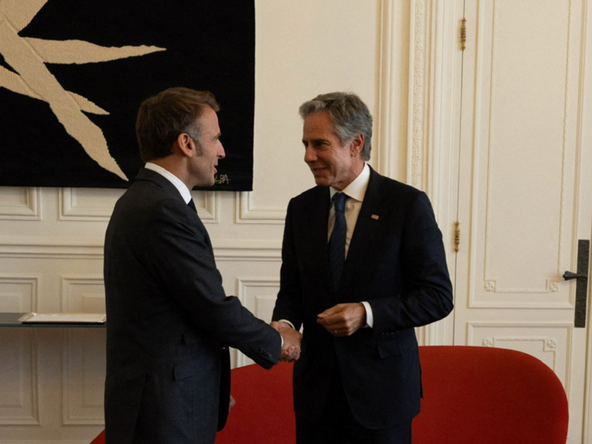 A photo of Macron and Antony Blinken