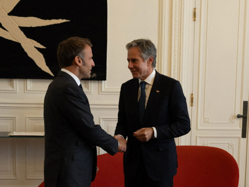 A photo of Macron and Antony Blinken