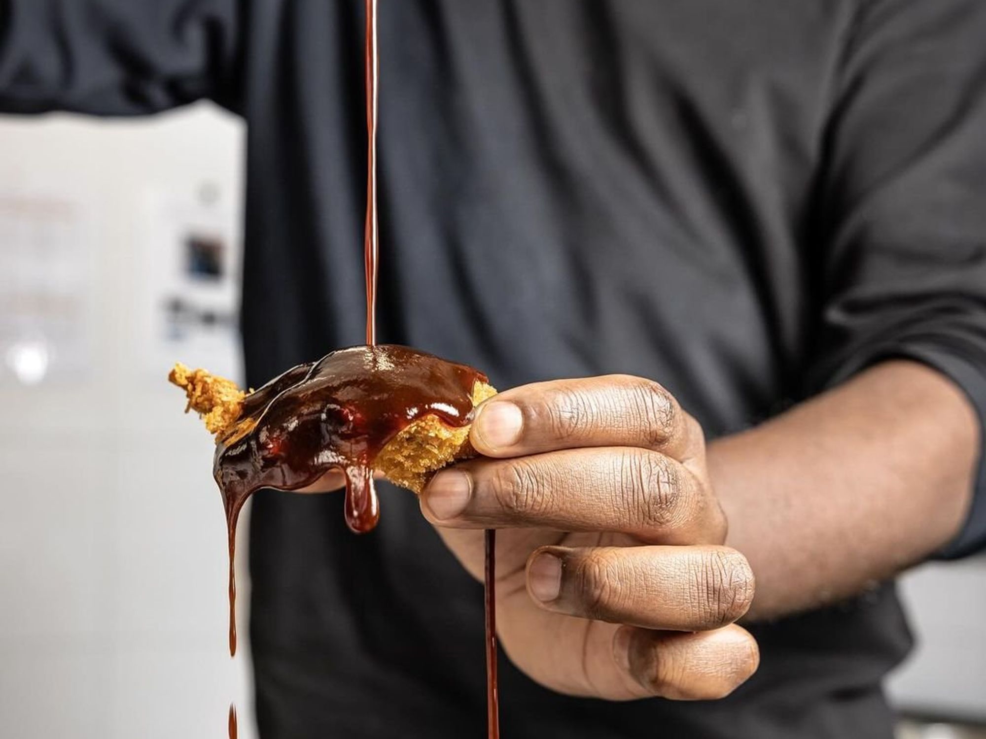 A picture of fried chicken with sauce.