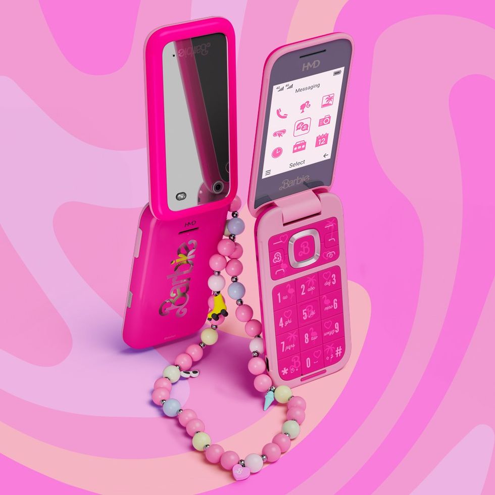 A picture of the pink Barbie flip phone.