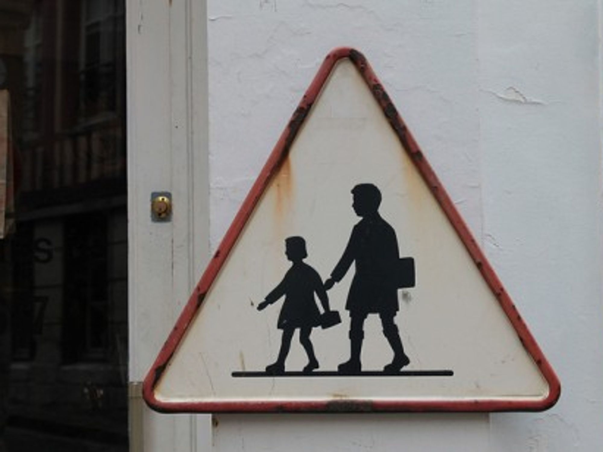 A road sign near a school in France (elPadawan)