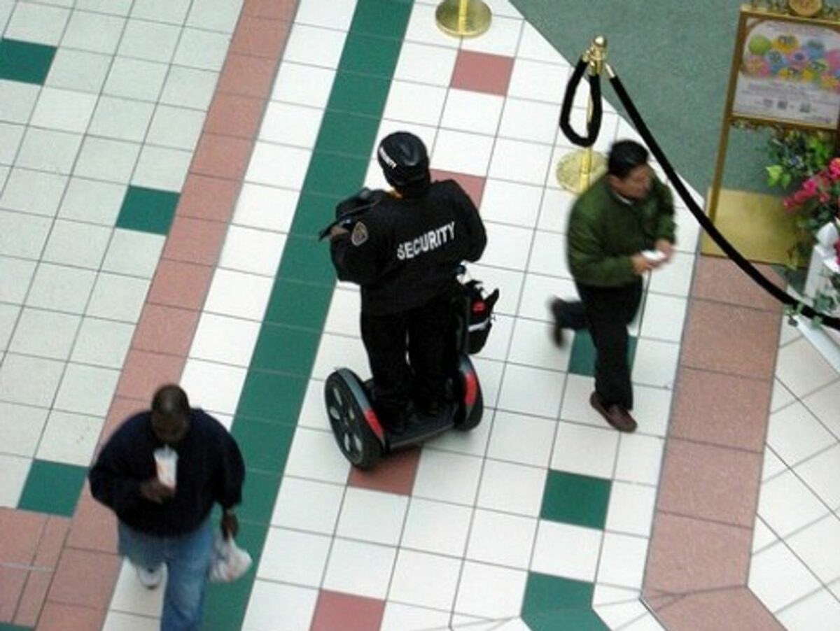 A security agent patrols a mall (Daquella Manera)