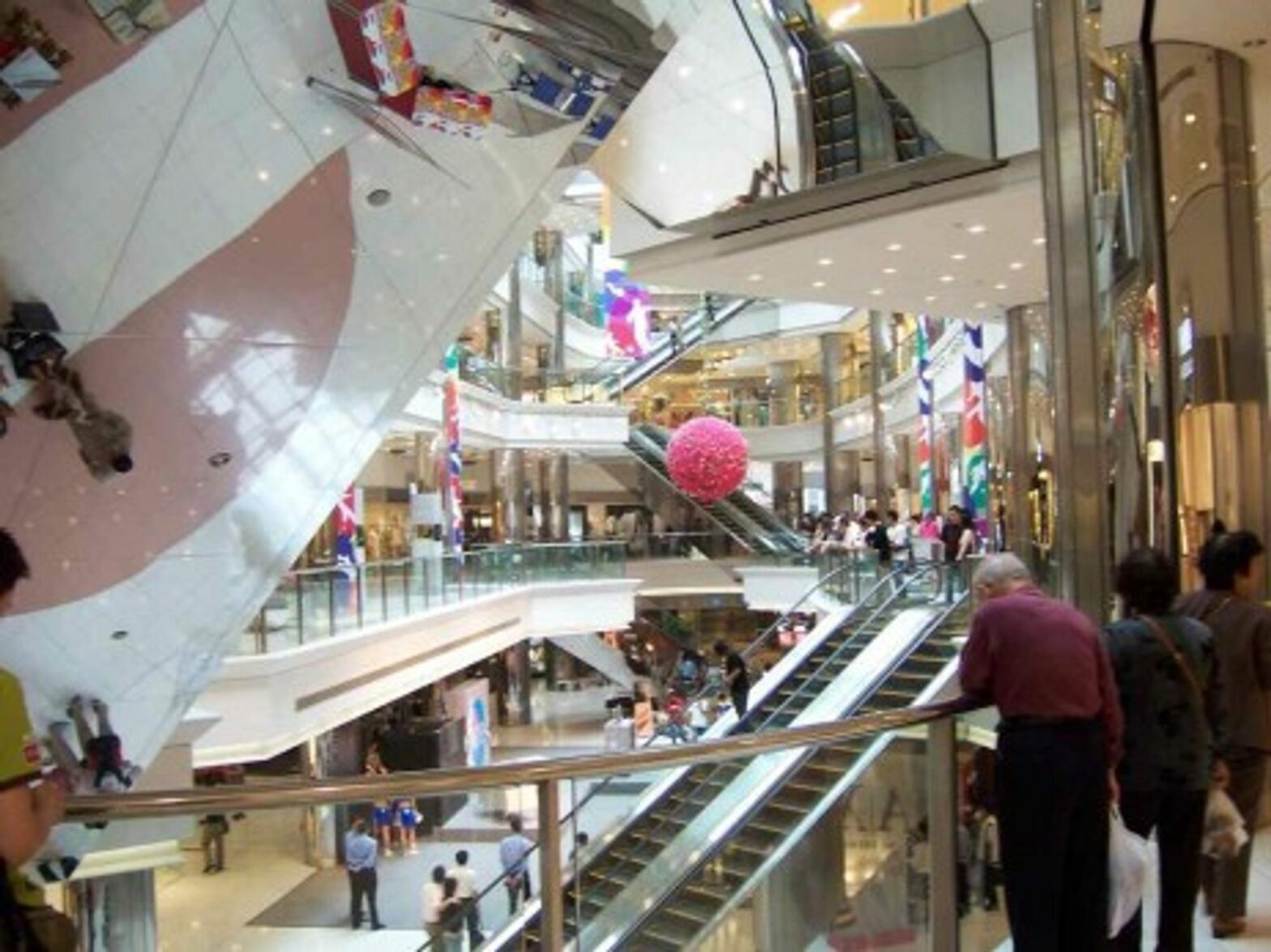 A shopping mall in Shanghai (troismarteaux)