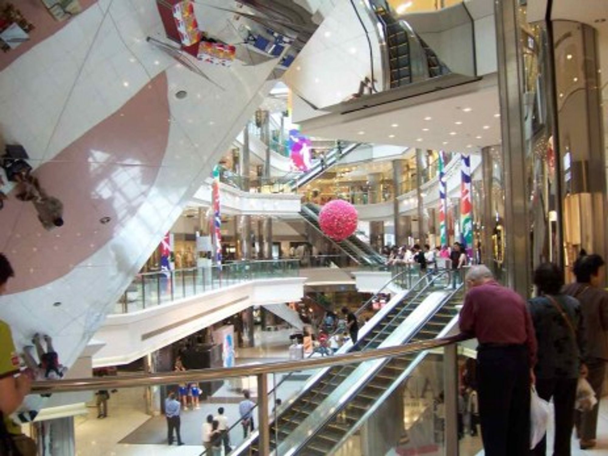 A shopping mall in Shanghai (troismarteaux)