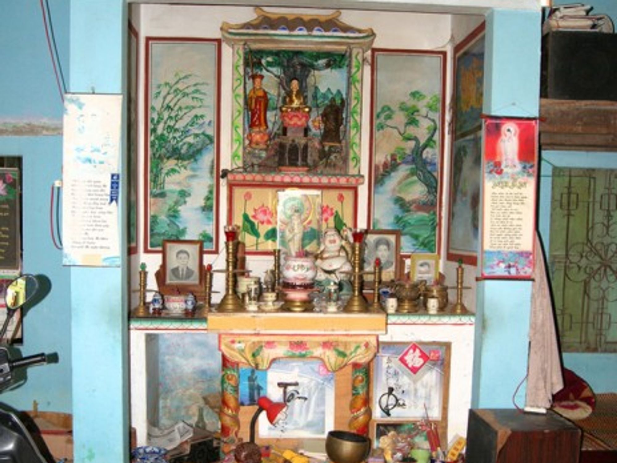 A shrine in Vietnam (Alex Valavanis)