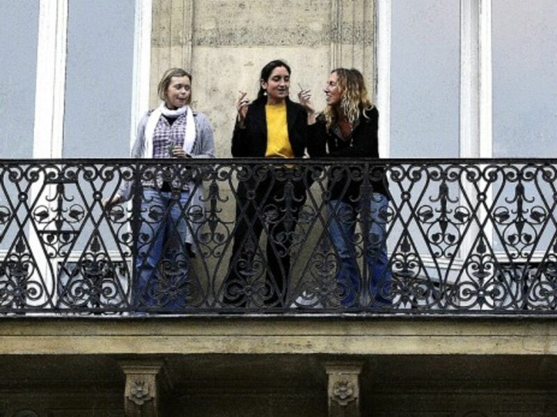 A smoke break in Paris (jfgornet)