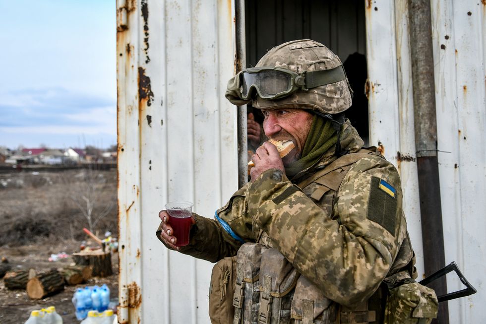 A soldier of the Ukrainian Armed Forces eats a sandwich in the Zaporizhzhia Region.