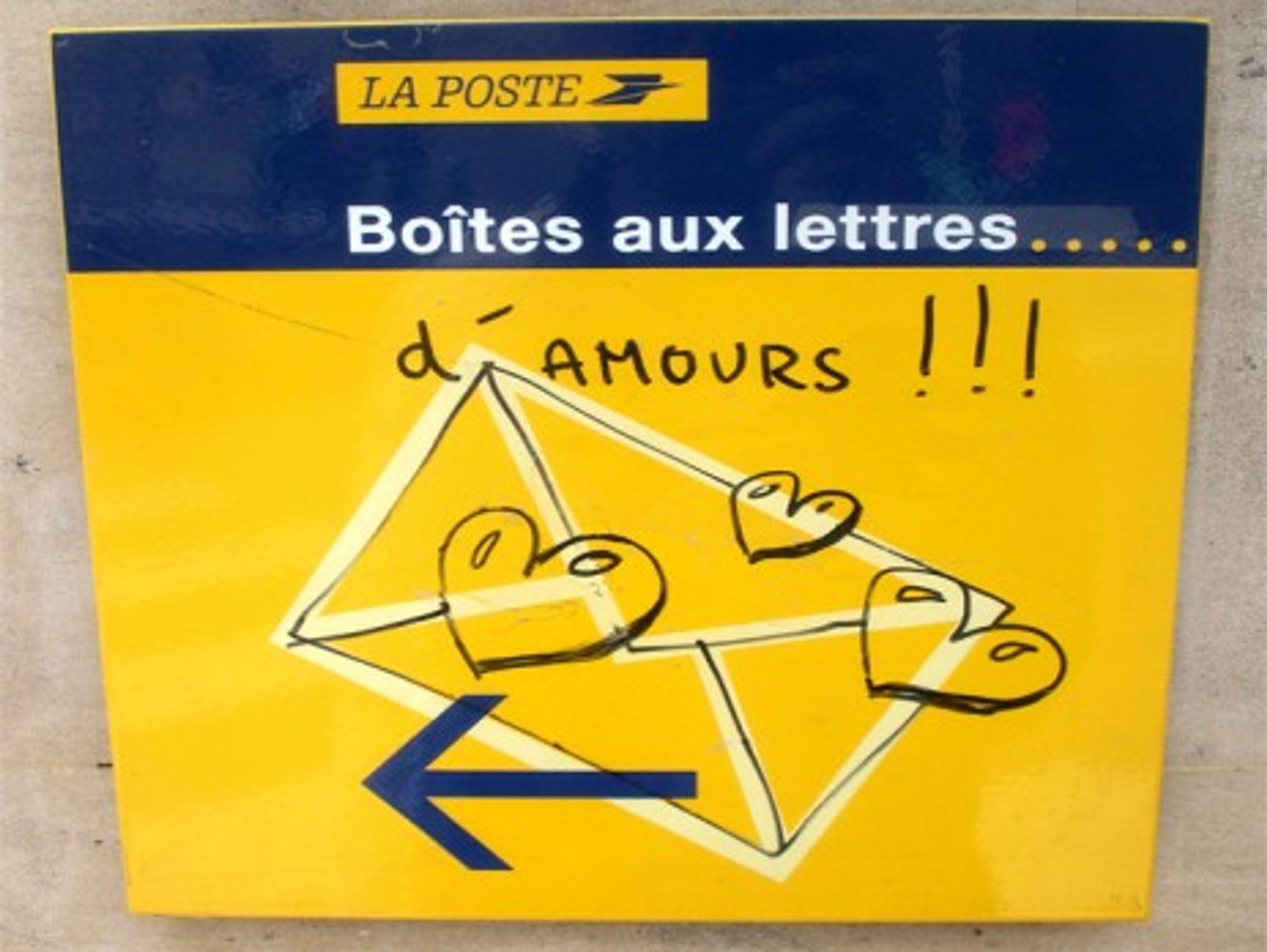 A street artist's adaptation of a 'love letter box' in Paris (Daquella manera)