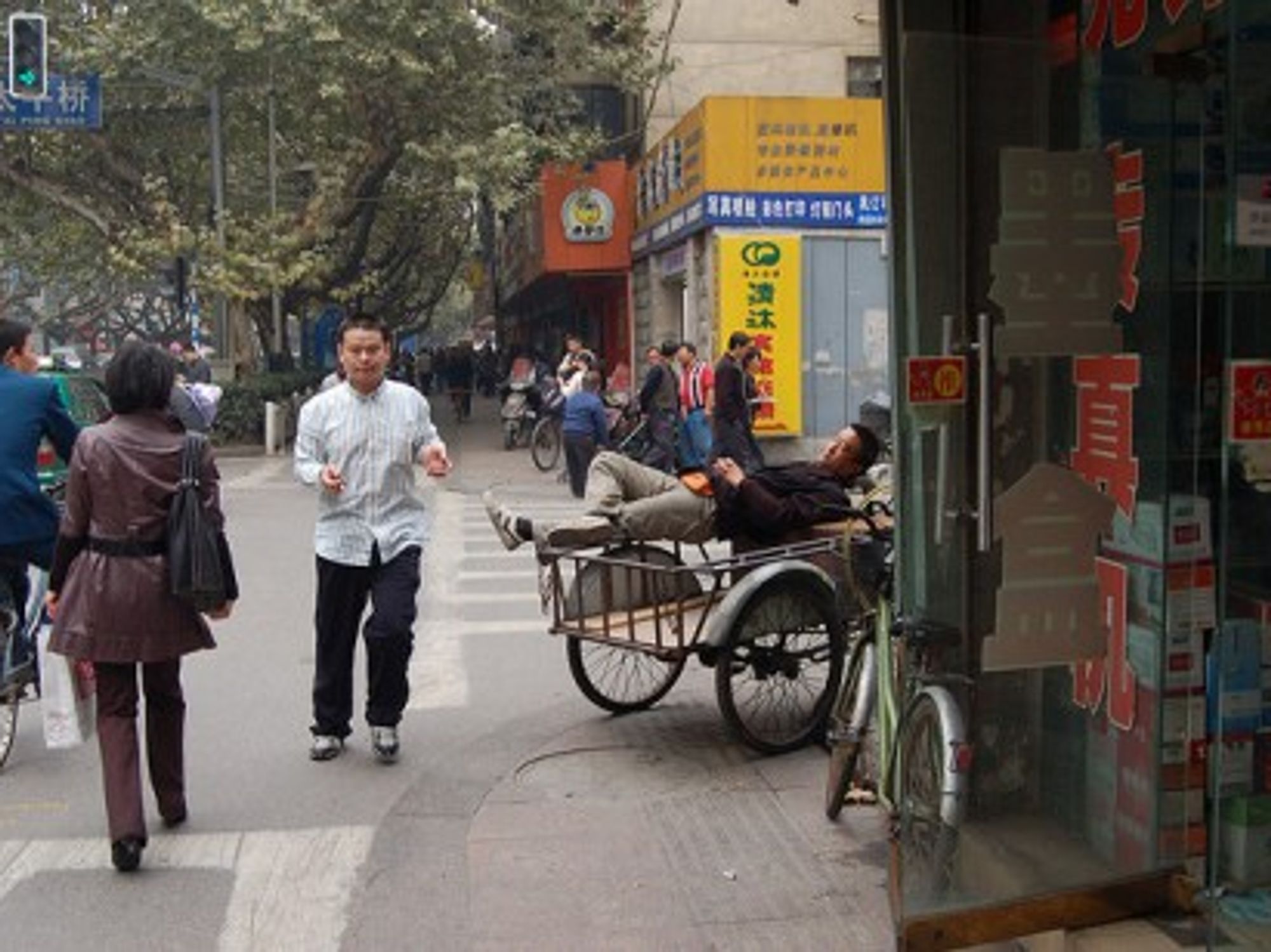 A street scene in Nanjing, China (pickinjim2006)