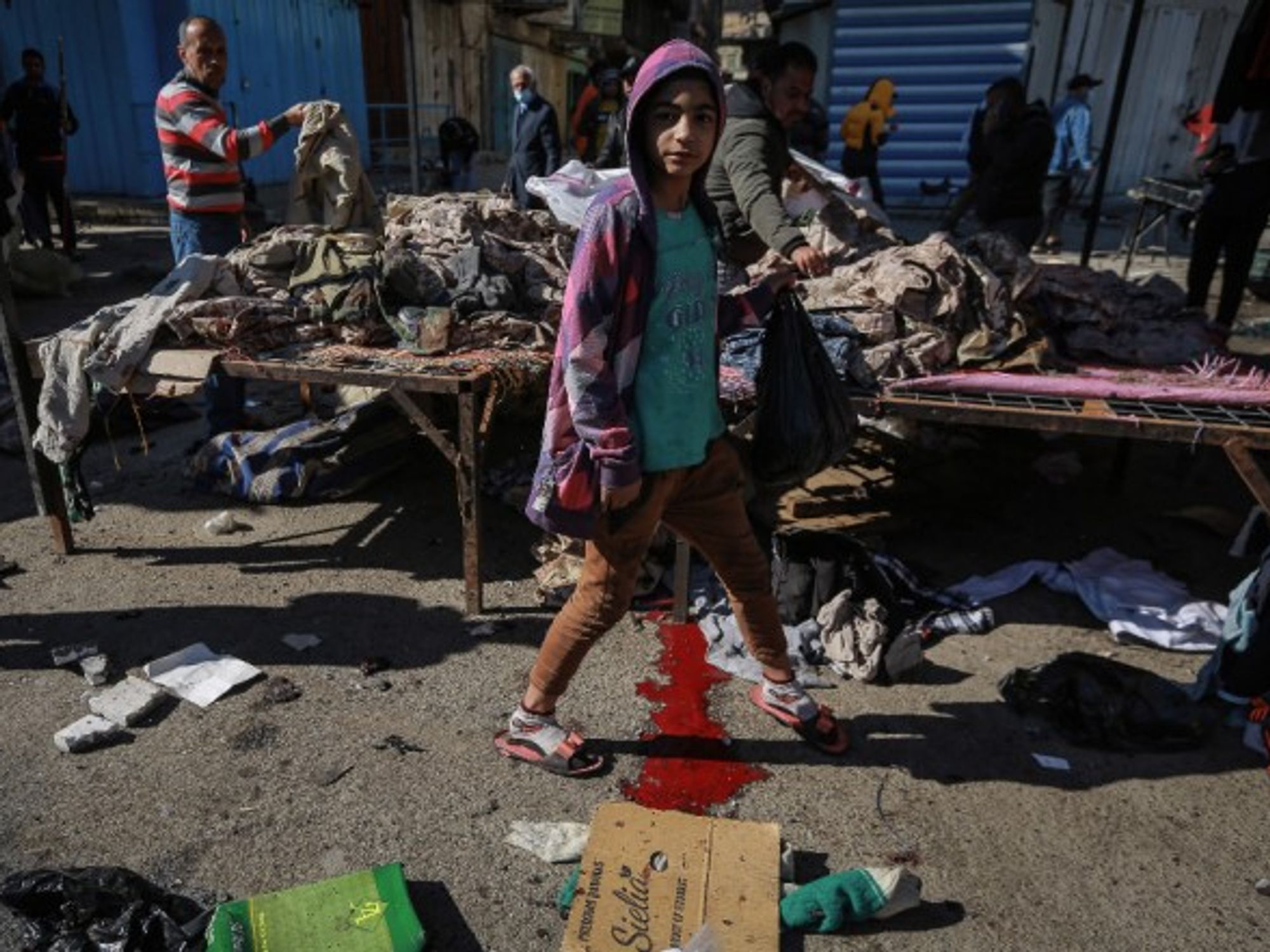 A twin suicide attack in a street market has killed at least 28 civilians in Baghdad, Iraq
