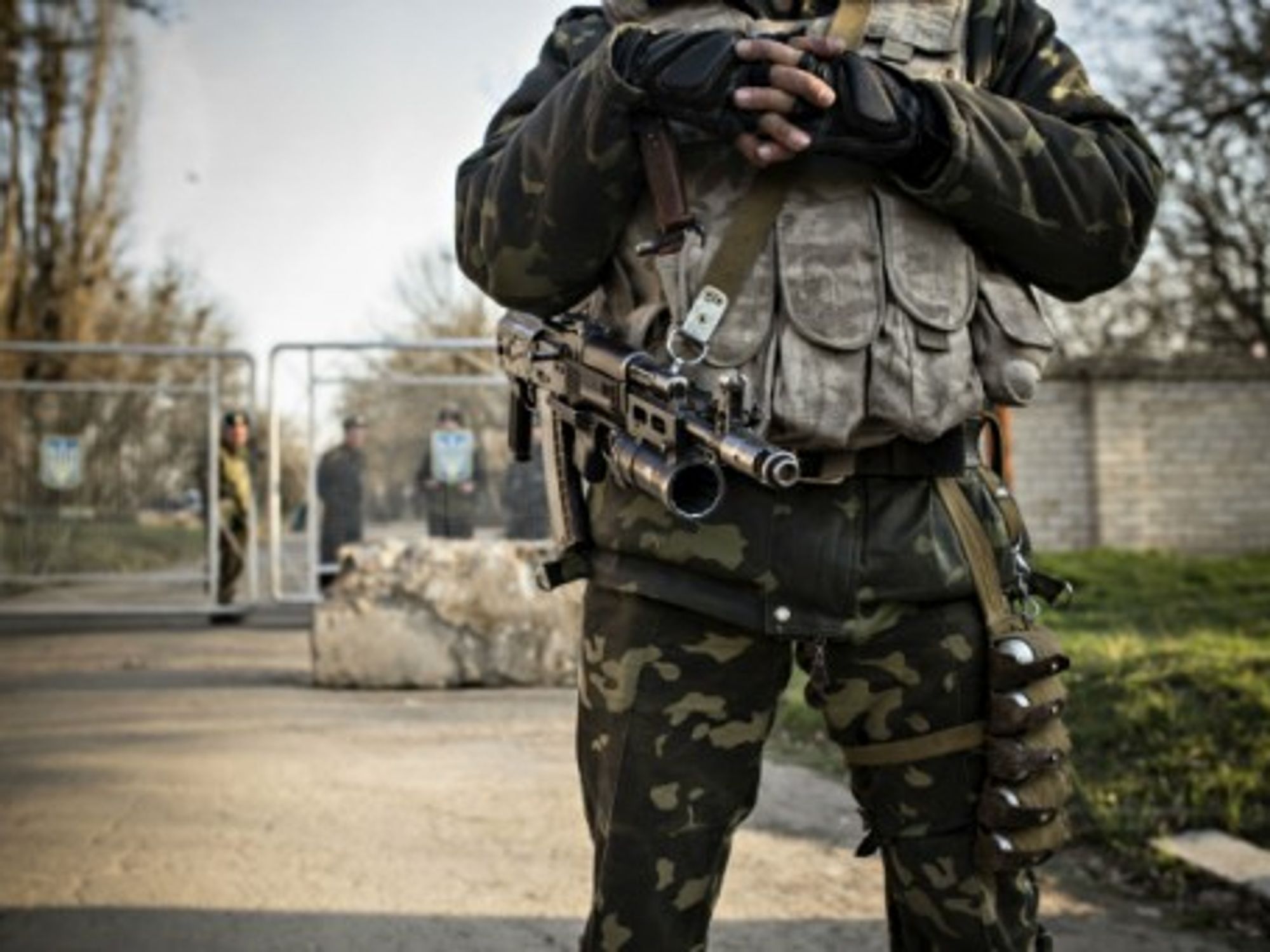 A Ukrainian soldier at the border of Crimea