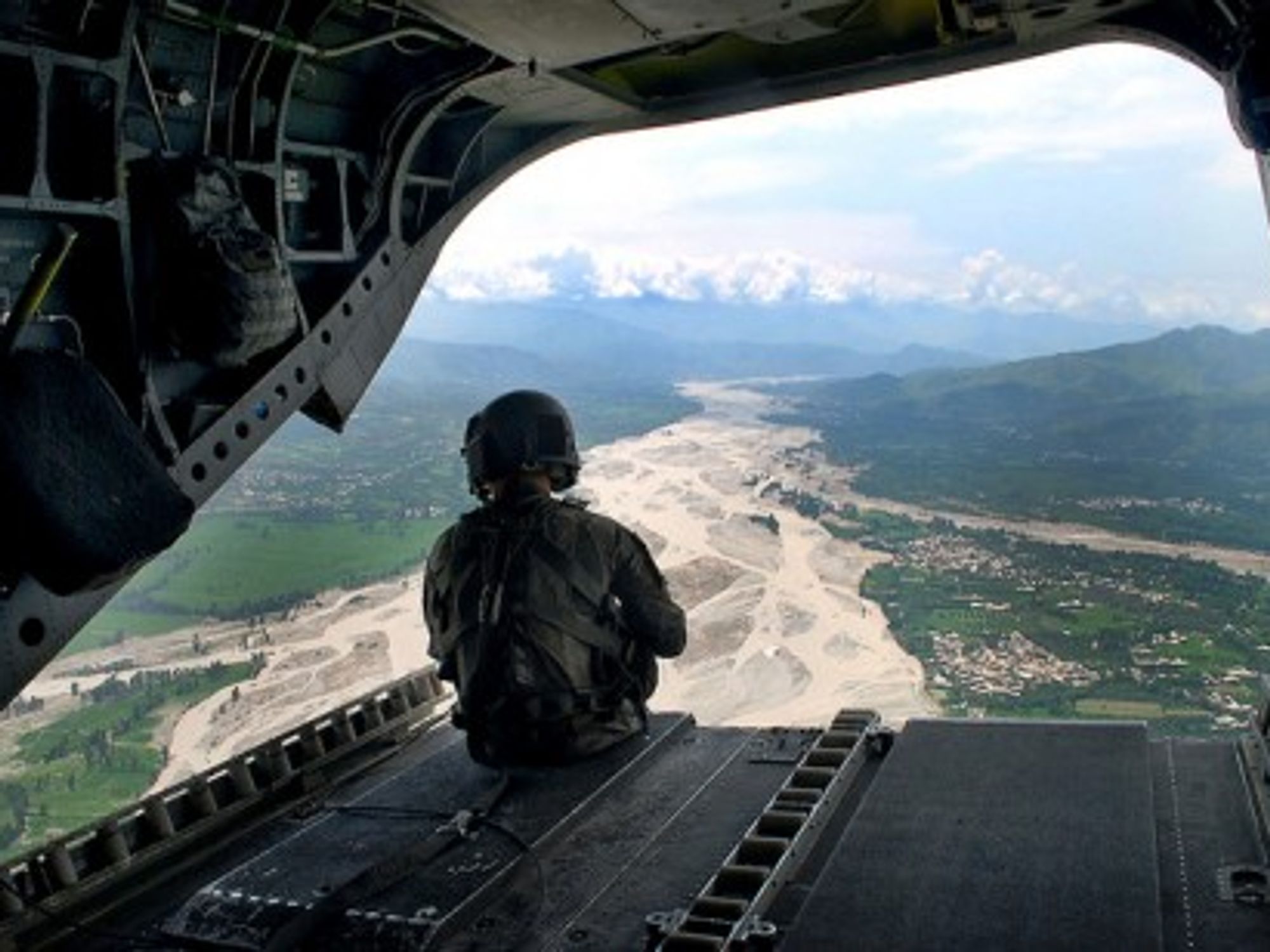 A US army helicopter flies through Pakistan's Swat valley in 2010 (expertinfantry)