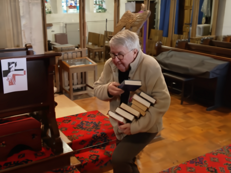 A vicar in Swansea has become one of the first in the UK to launch a 15-minute church service in a bid to help busy people fit prayer into their day-to-day lives.