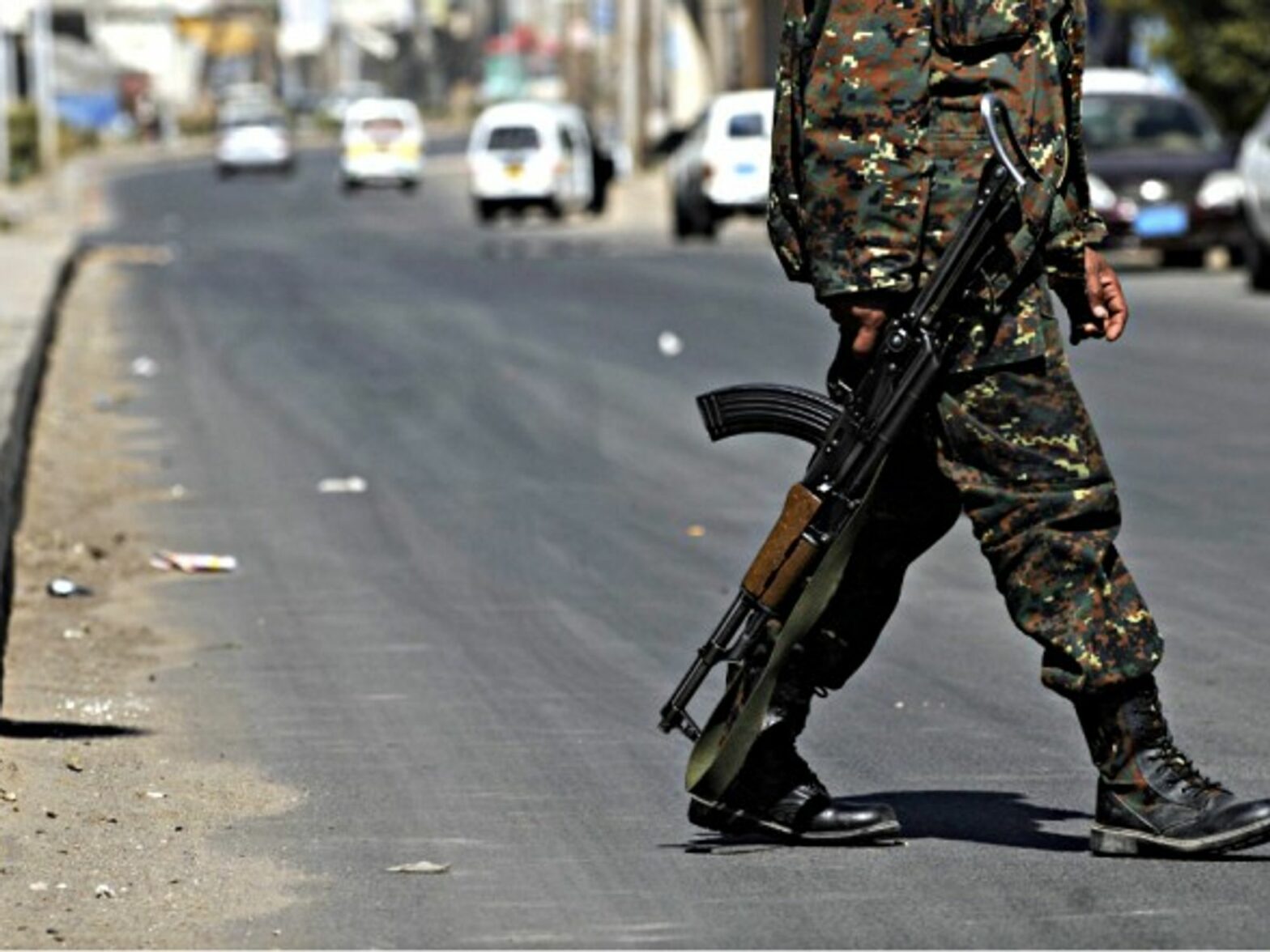A Yemeni security soldier