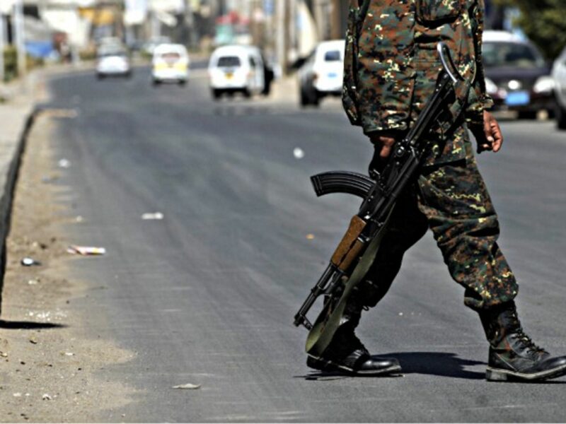 A Yemeni security soldier