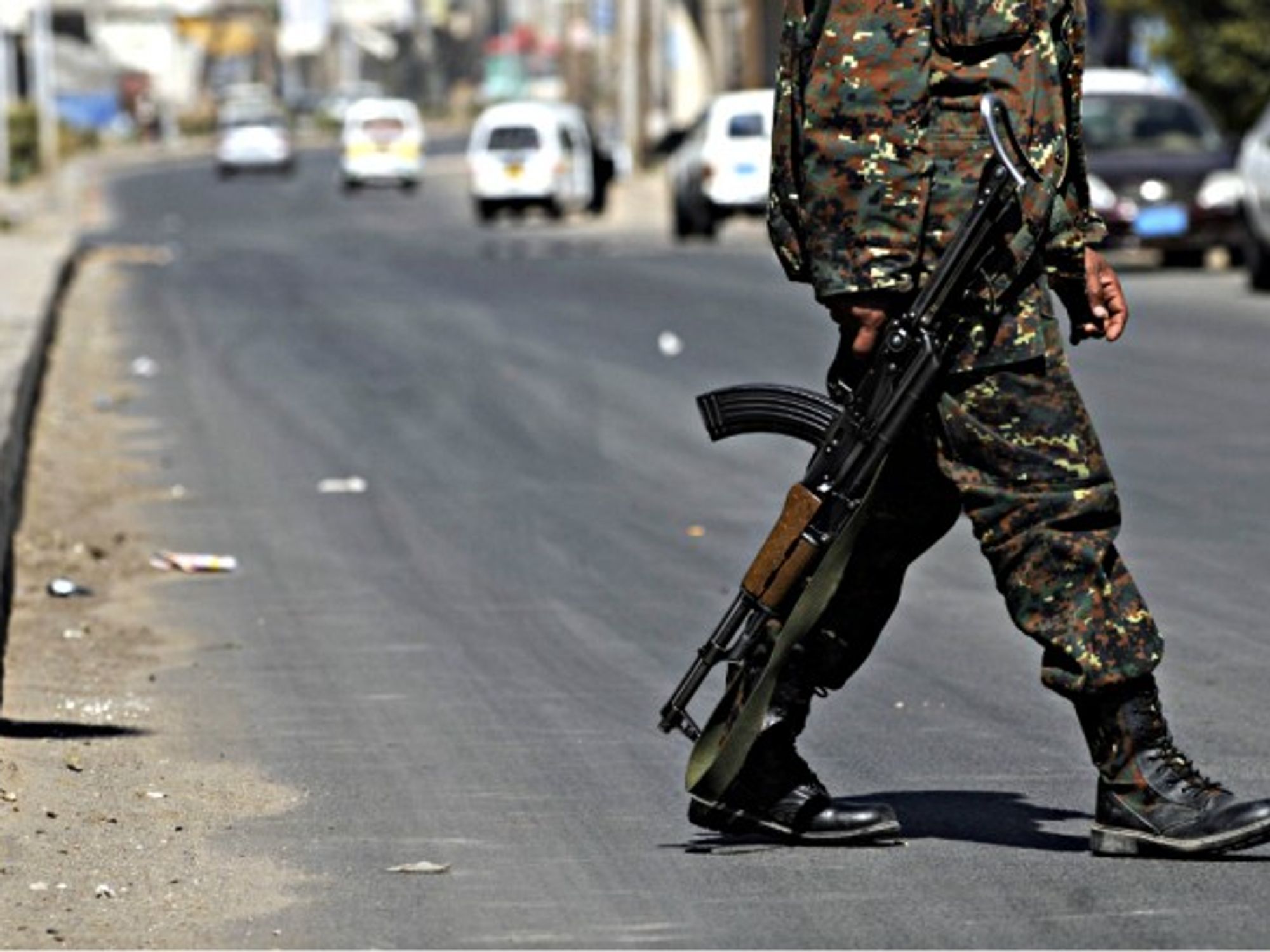 A Yemeni security soldier