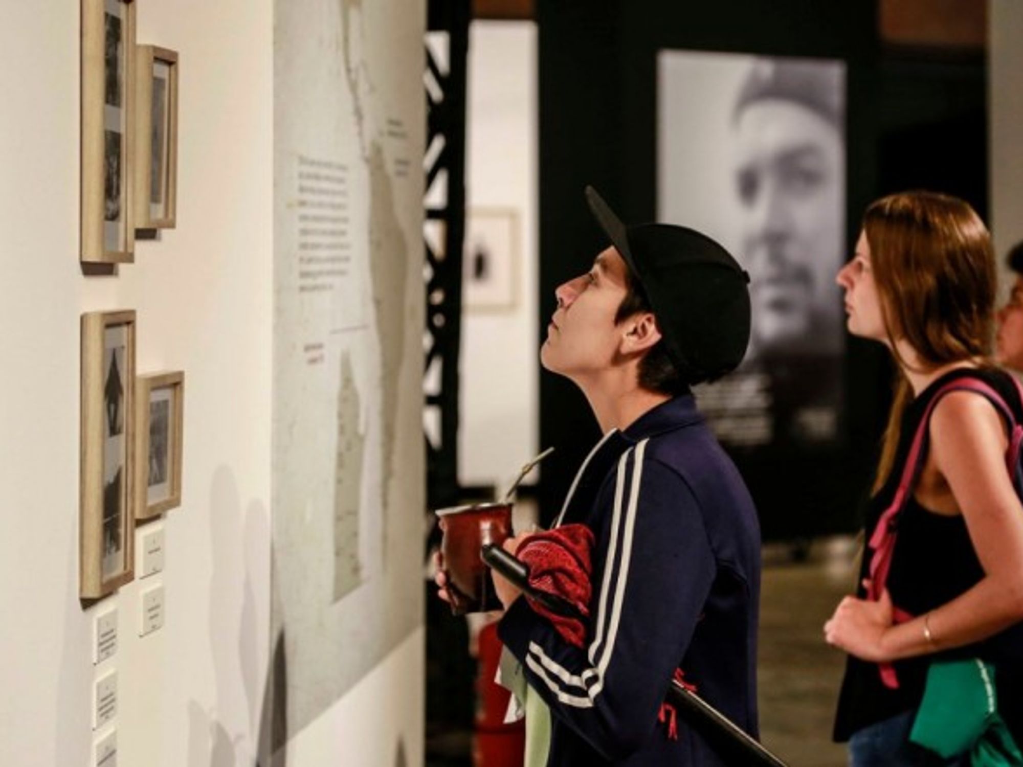 A young Argentine admires Guevara's photography