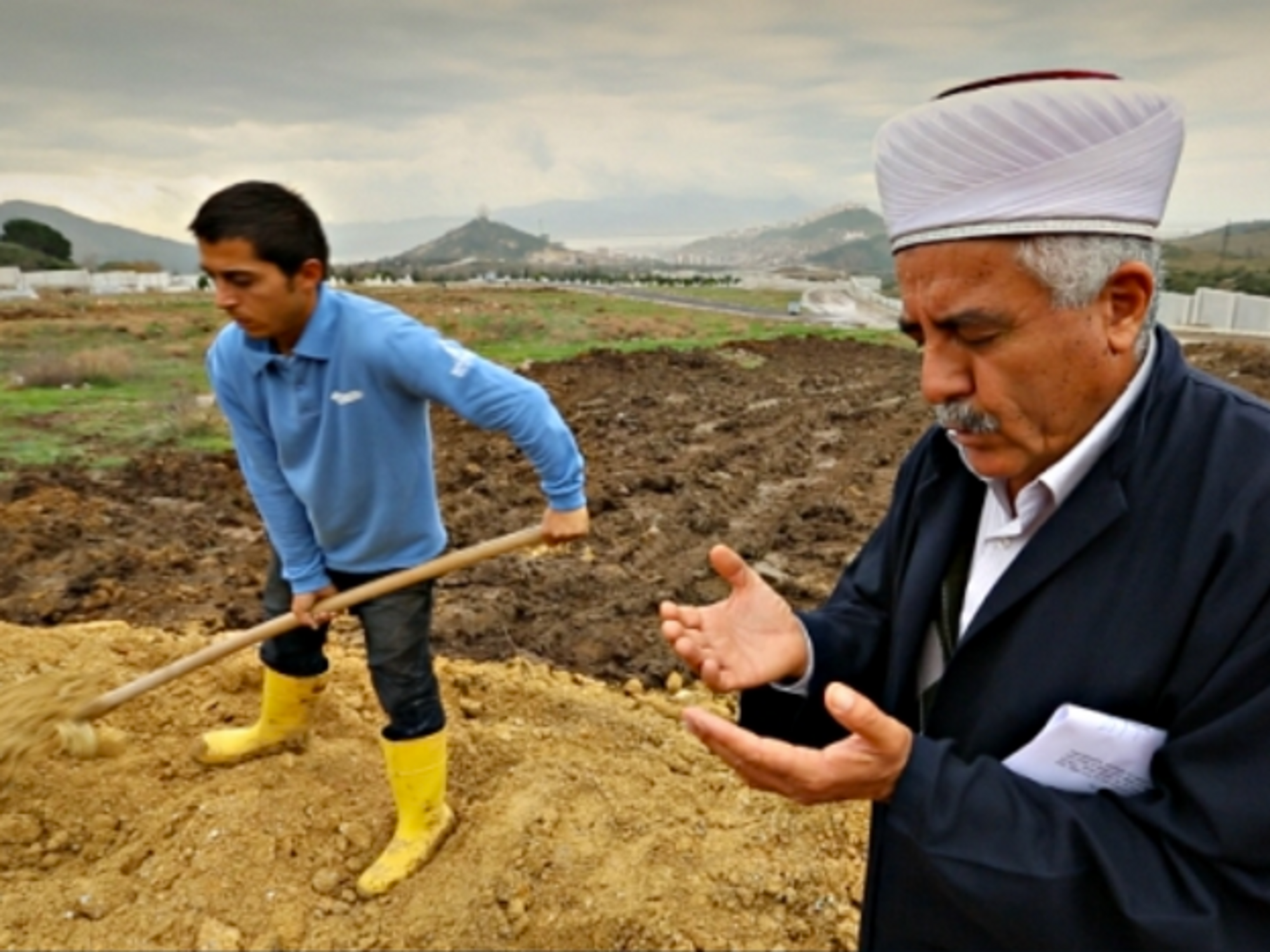 In Izmir, Burying The Migrants Who Died Along The Way