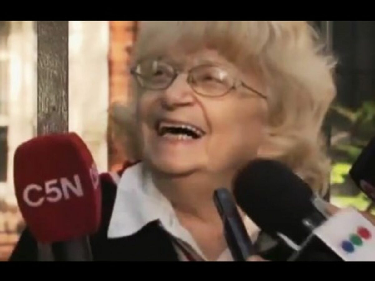 Amalia teeling her story to the Argentinian press