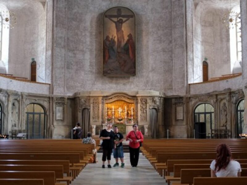 Amidst the pews in Dresden (Aleksandr Zykov)