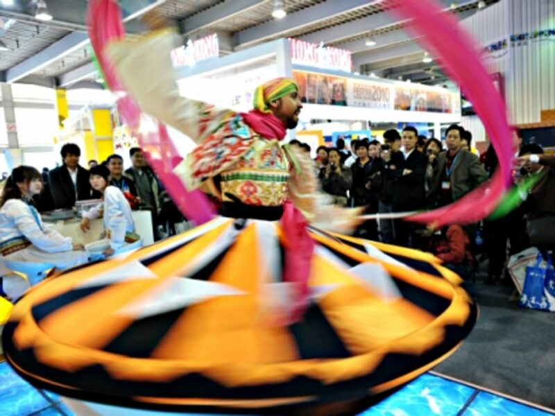 An Egyptian artist performs at the Guangzhou international tourism exhibition